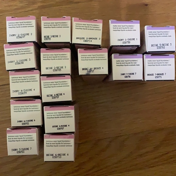 Mary Kay Liquid Foundation in Luminous & Matte - Picture 2 of 2